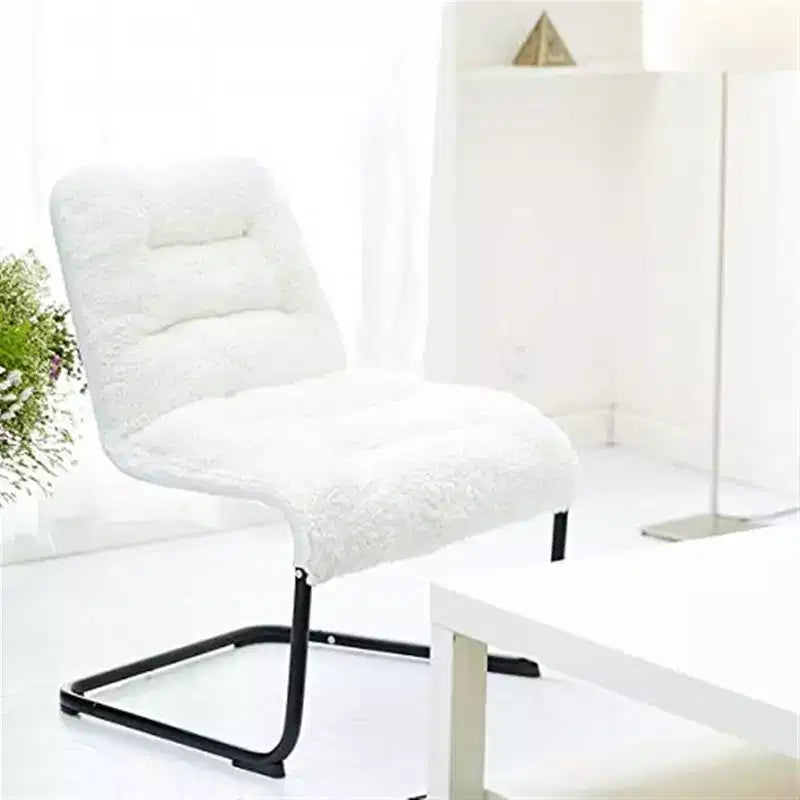 Fauteuil de salon en métal rembourré avec assise en fausse peau de mouton, blanc