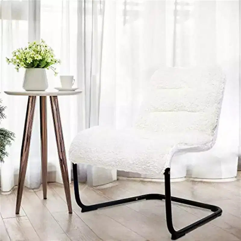 Fauteuil de salon en métal rembourré avec assise en fausse peau de mouton, blanc