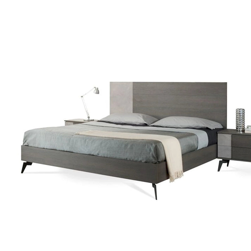 Lit plateforme King Size, pieds en métal noir, tête de lit à panneaux gris