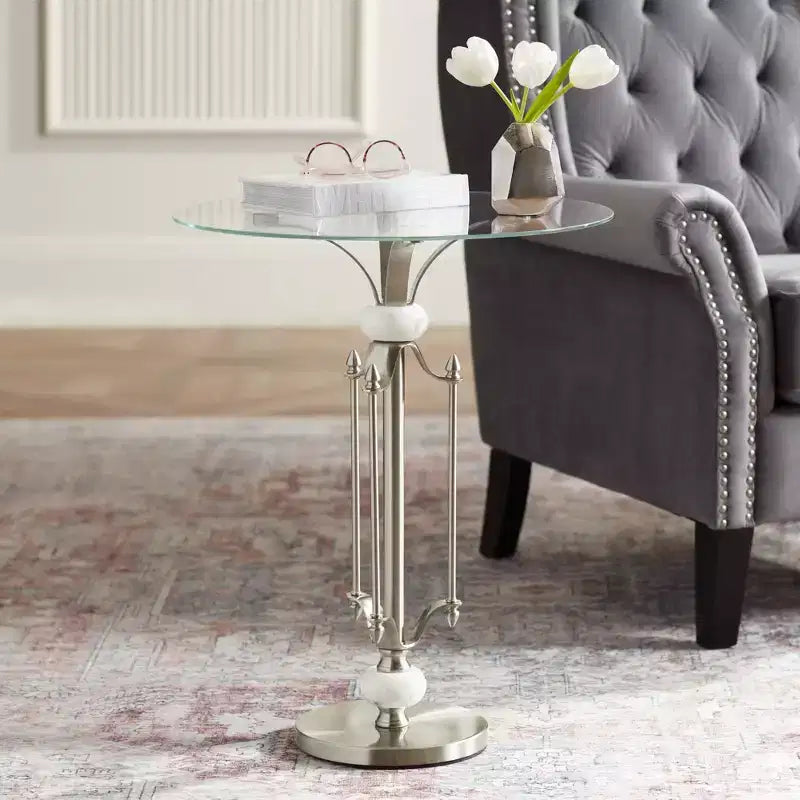 Table d'appoint ronde moderne en métal, 20 po de large, nickel brossé, plateau en verre transparent, accents en marbre pour salon, chambre, chevet, entrée