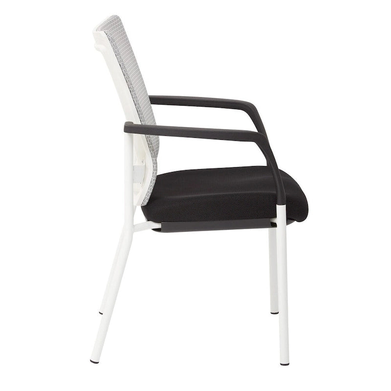 Chaise visiteur à dossier en maille et assise en tissu noir rembourré, avec accoudoirs et piètement blanc