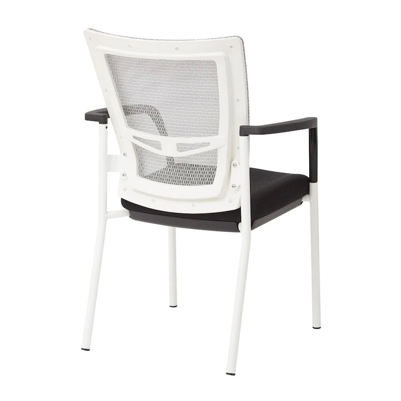 Chaise visiteur à dossier en maille et assise en tissu noir rembourré, avec accoudoirs et piètement blanc