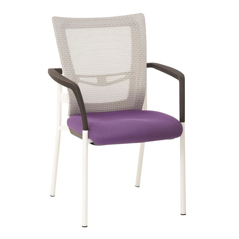 Chaise visiteur à dossier en maille et assise en tissu noir rembourré, avec accoudoirs et piètement blanc