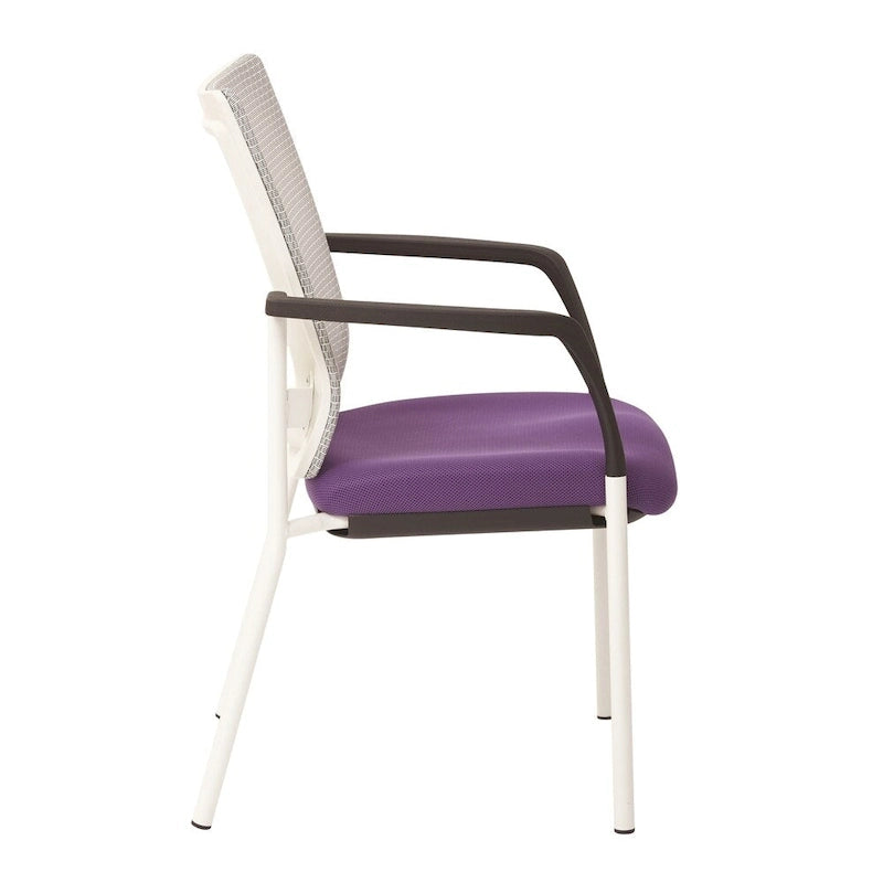 Chaise visiteur à dossier en maille et assise en tissu noir rembourré, avec accoudoirs et piètement blanc