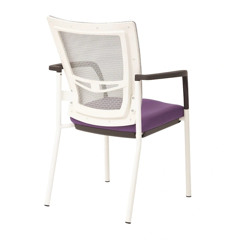 Chaise visiteur à dossier en maille et assise en tissu noir rembourré, avec accoudoirs et piètement blanc