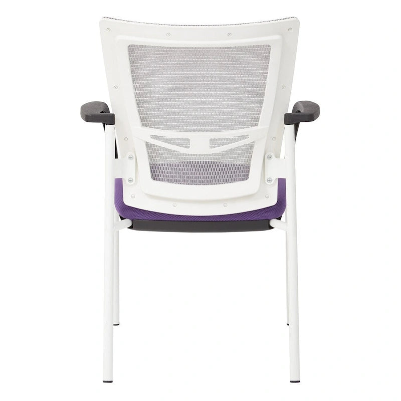 Chaise visiteur à dossier en maille et assise en tissu noir rembourré, avec accoudoirs et piètement blanc