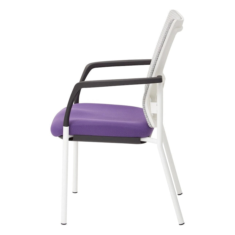 Chaise visiteur à dossier en maille et assise en tissu noir rembourré, avec accoudoirs et piètement blanc
