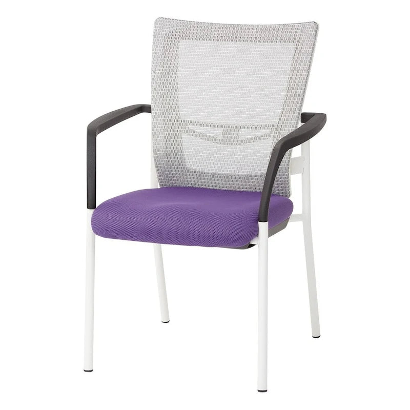 Chaise visiteur à dossier en maille et assise en tissu noir rembourré, avec accoudoirs et piètement blanc