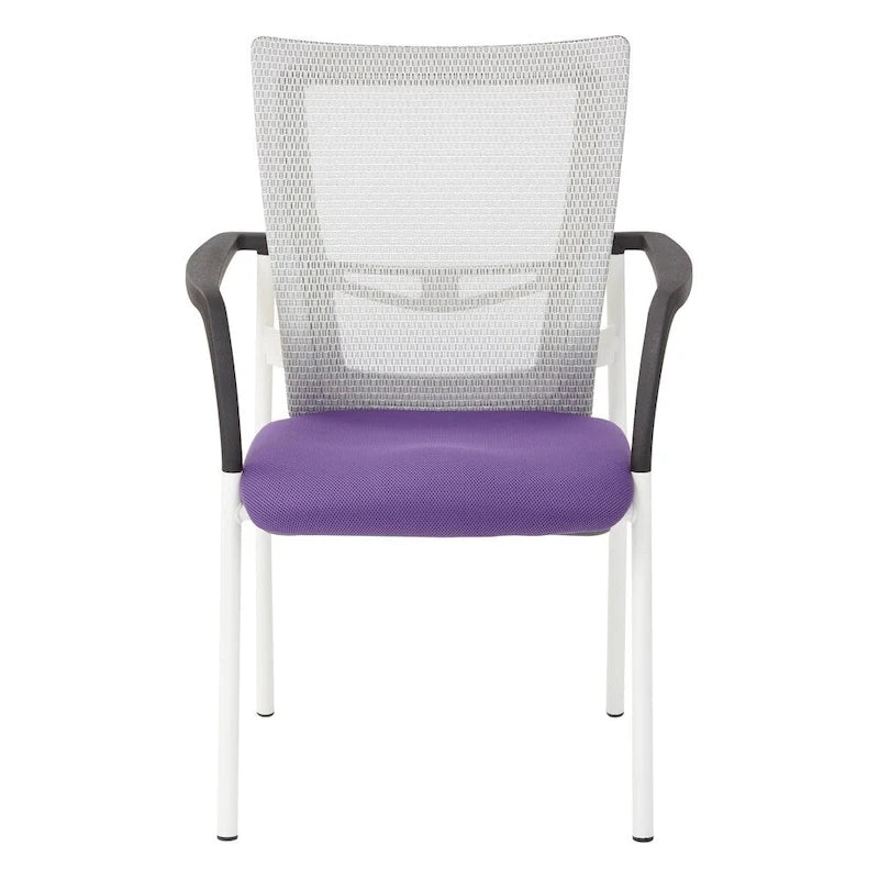 Chaise visiteur à dossier en maille et assise en tissu noir rembourré, avec accoudoirs et piètement blanc