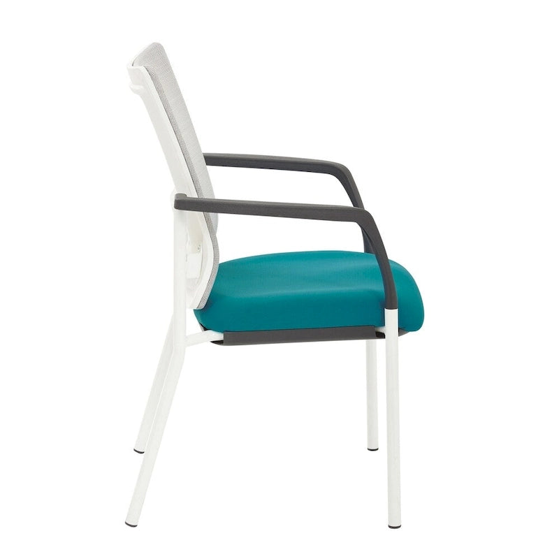 Chaise visiteur à dossier en maille et assise en tissu noir rembourré, avec accoudoirs et piètement blanc