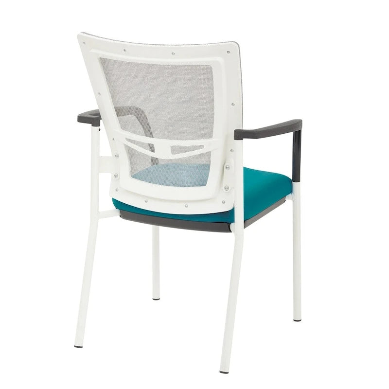 Chaise visiteur à dossier en maille et assise en tissu noir rembourré, avec accoudoirs et piètement blanc